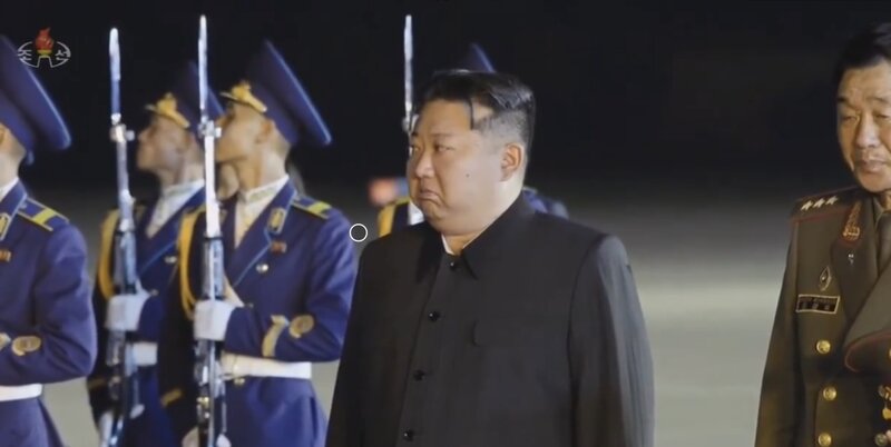 Kim Çen In Ukraynada ölən koreyalıların tabutlarını qarşılayarkən ağladı