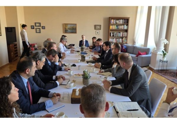 Hikmət Hacıyev NATO-nun nümayəndə heyəti ilə görüşdü