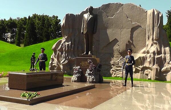 Latviya prezidenti Heydər Əliyevin məzarını ziyarət etdi