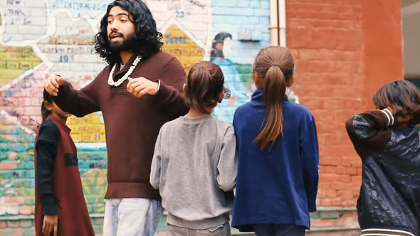 Müəllim saçlarını uzatdığı üçün həbs olundu - FOTO