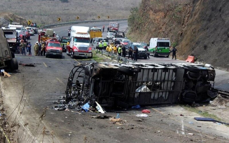 Avtobus yük maşınına çırpıldı - 22 NƏFƏR ÖLDÜ