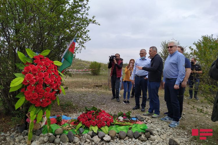 Rusiyalı deputatlar Allahverdi Bağırovun məzarı önündə - FOTO
