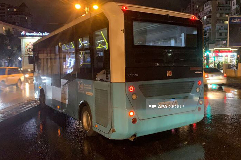 Bakıda avtobus qəza törətdi, sərnişinlər təxliyyə edildi - FOTO