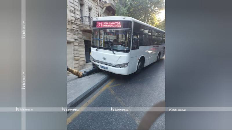 Bakıda sərnişin avtobusu işıq dirəyinə çırpıldı - FOTO