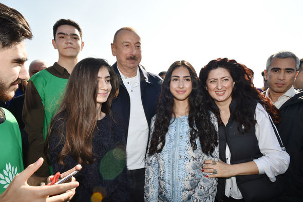 İlham Əliyev və Mehriban Əliyeva ağacəkmə aksiyasında - FOTO