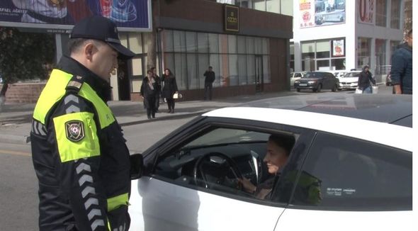 Sumqayıt polisi qayda pozan qadın sürücü və sərnişinləri saxlayıb mükafat verdi - FOTO 