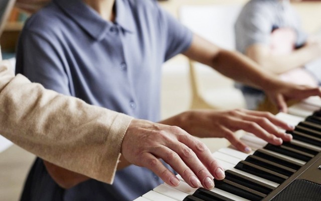 Uyğunsuz görüntüləri yayılan müəllim işdən çıxarıldı