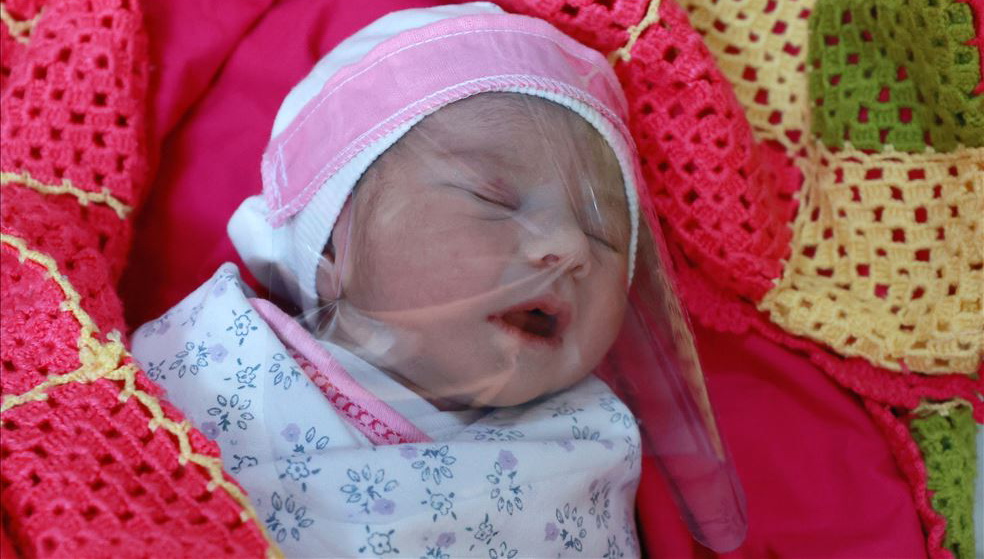 Yeni doğulan körpələri koronavirusdan qorumaq üçün maraqlı üsul - FOTO