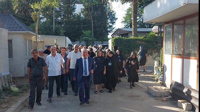 Şəhid anaları işdən çıxarılan icra başçısının evinə gəldi - FOTO - VİDEO