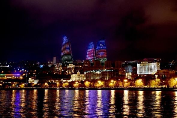 Bakıdakı bir çox məşhur binada bayraq proyeksiyası əks olunub - FOTO