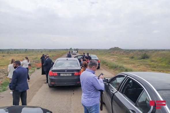 Rusiyalı deputatlar Allahverdi Bağırovun məzarı önündə - FOTO