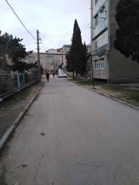 Güclü külək Sumqayıtda binanın bir neçə ay əvvəl təmir olunmuş damını uçurub – FOTO 