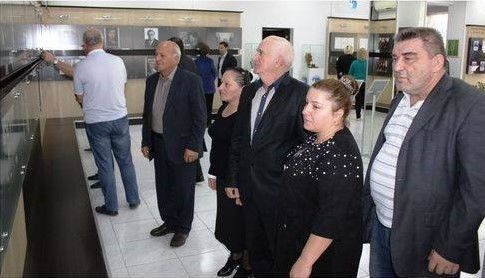 Primakovla bağlı sərgi hiddət doğurdu - Bakı Slavyan Universiteti də ona "qucaq açıb