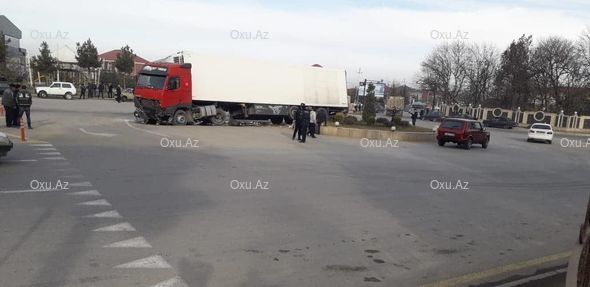 Qubada dairəni dönə bilməyən TIR qəza törətdi: Yaralı var - FOTO 