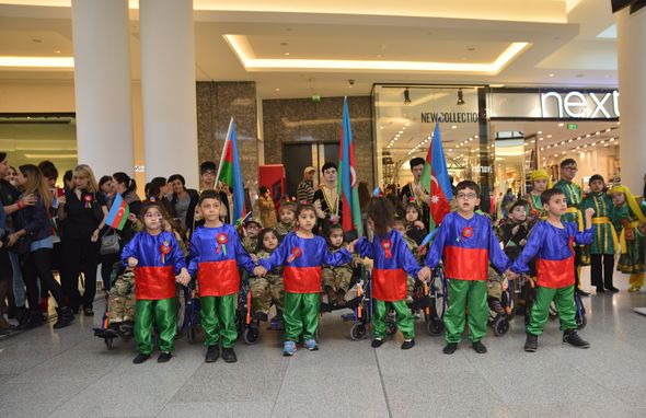 Daun sindromlu və serebral iflicli uşaqlardan Bayraq Günü fləşmobu - FOTO/VİDEO