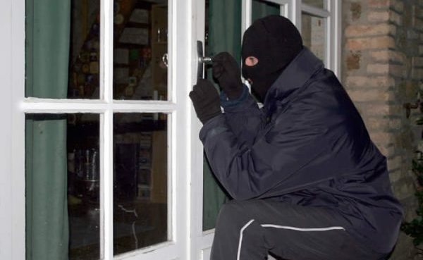Məcburi köçkünlərin yaşadığı qəsəbədəki evdən külli miqdarda pul və qızıl əşyalar oğurlandı - FOTO