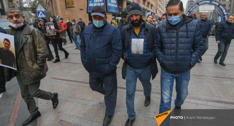 Ermənistanda etirazlar səngimir: valideynlər Paşinyanı tələb edirlər