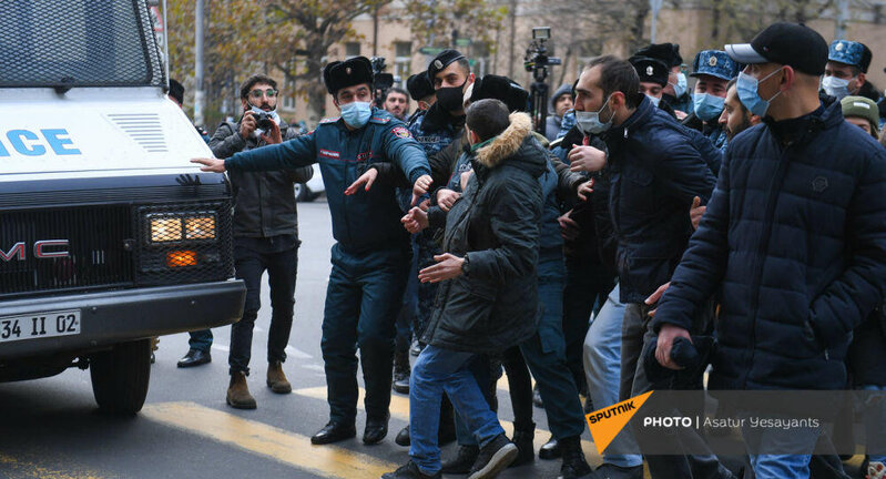 İrəvan İFLİC OLDU: Müxalifət parlamentə doğru gedir, polis isə...