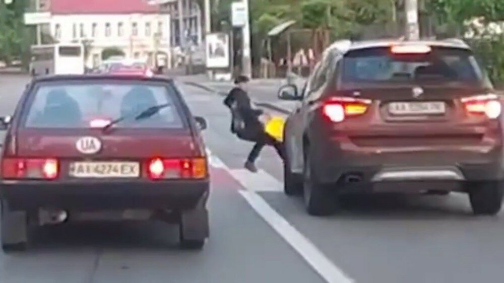 İnanılmaz refleks sahibi olan piyada ölümdən son anda xilas oldu - VİDEO