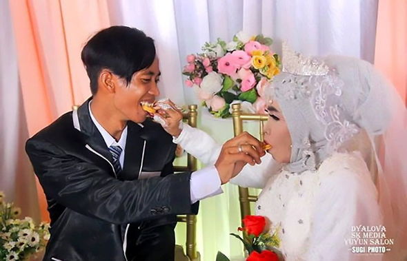 23 yaşlı gənci övladlığa götürdü, sonra ona ərə getdi - FOTO