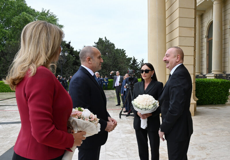 Prezidentlə xanımı Radev ailəsini belə qarşıladı - Fotolar