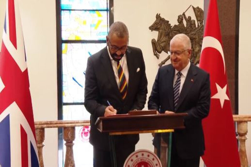 Türkiyə müdafiə naziri Britaniya XİN başçısı ilə görüşdü