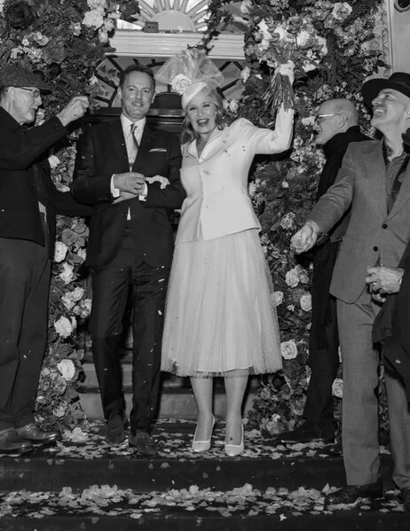 69 yaşlı məşhur aktrisa ərə getdi - FOTOLAR