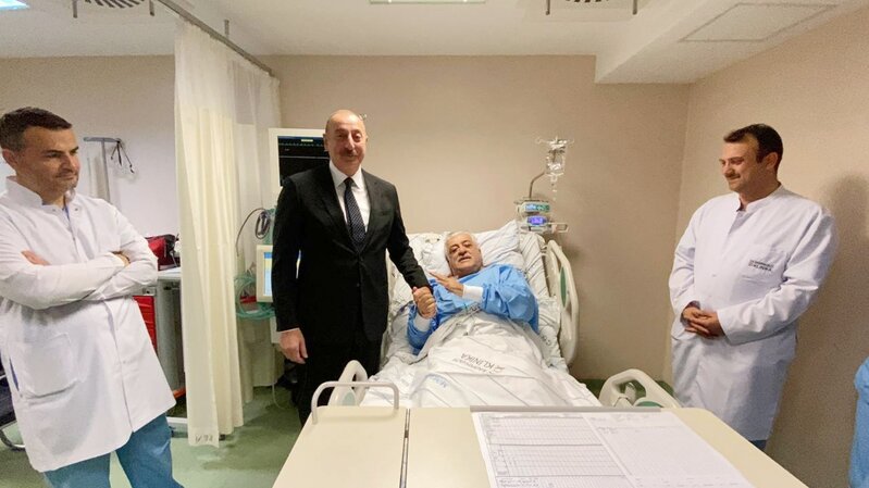 İlham Əliyev avtomobil qəzası keçirən Binəli Yıldırım və Şamil Ayrıma xəstəxanada baş çəkdi - FOTOLAR