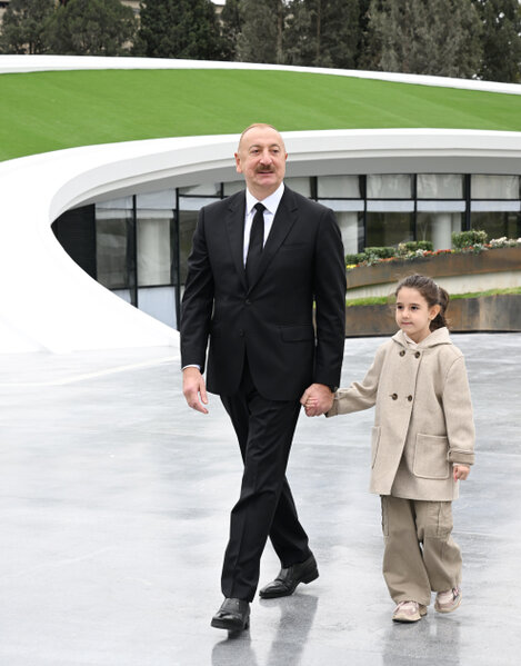 Prezidentin əlindən tutduğu qız Nilaydır... - Fotolar