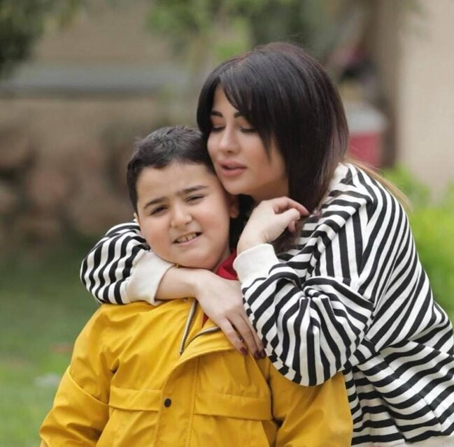 Karantin günlərində bağında fotosessiya etdirdi