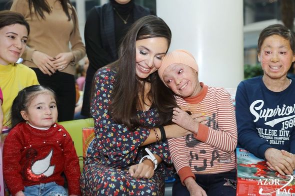 Leyla Əliyeva ixtioz, kəpənək və immundefisit xəstəliyindən əziyyət çəkən uşaqlarla görüşüb - FOTO