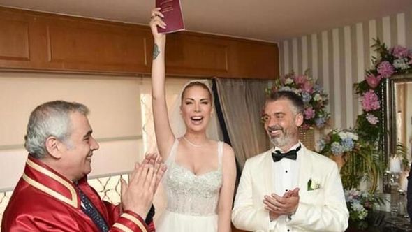 Türkiyəli məşhur müğənni evləndi - FOTO