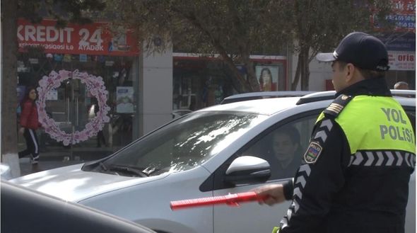 Sumqayıt polisi qayda pozan qadın sürücü və sərnişinləri saxlayıb mükafat verdi - FOTO 