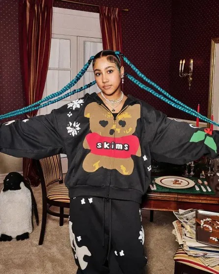 Kardaşyanın 12 yaşlı qızı reklama çəkildi - FOTOLAR