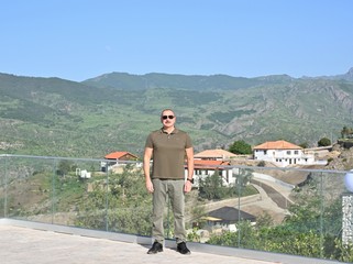 İlham Əliyev Laçın şəhərində Heydər Əliyev, Zəfər və 28 May küçələrinin kəsişməsində lövhələrin açılışını edib