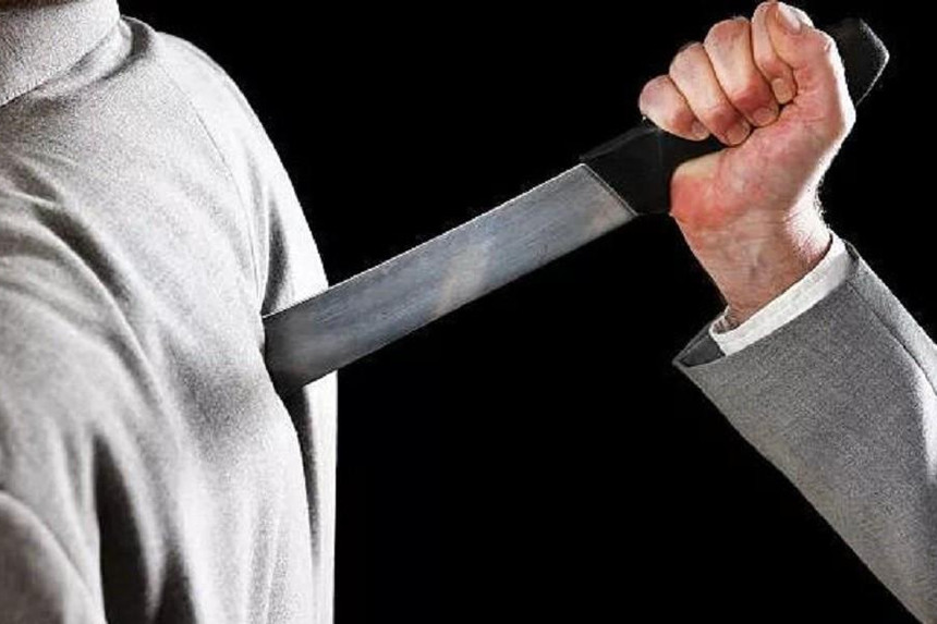 Bakıda 18 yaşlı gənc kürəyindən bıçaqlandı