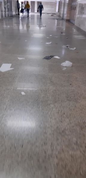 Metronun "Xalqlar Dostluğu" stansiyasının girişində məişət tullantıları qalaqlanıb - FOTO