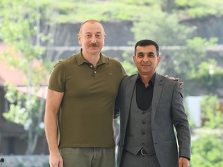 Dövlət başçısı Laçın şəhərinə qayıdan əhali ilə görüşüb, evlərin açarlarını onlara təqdim edib - FOTOLAR