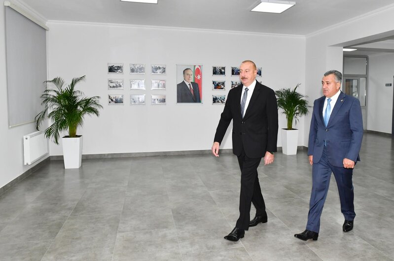 İlham Əliyev 11 nömrəli tam orta məktəbin yeni binasının açılışında - FOTOLAR