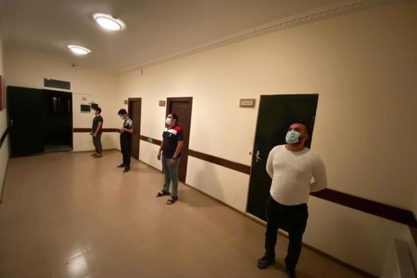 Polis Bakıda qəlyan çəkənləri cərimələdi - FOTO