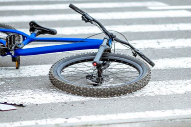 Salyanda avtomobil velosipedlə gedən yeniyetmələri vurdu
