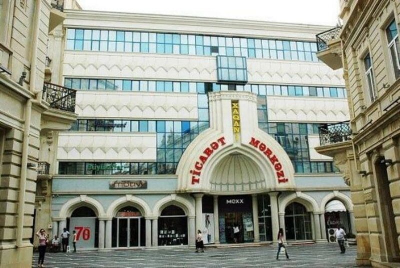 Ticarət mərkəzinin qarşısında təbii ehtiyacını ödəyən gənc cərimələndi