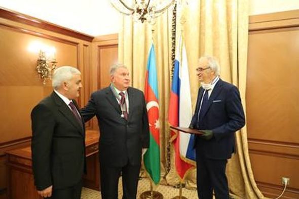 Səfir Polad Bülbüloğlu "Rosneft"in rəhbərinə "Dostluq" ordenini təqdim edib - FOTO