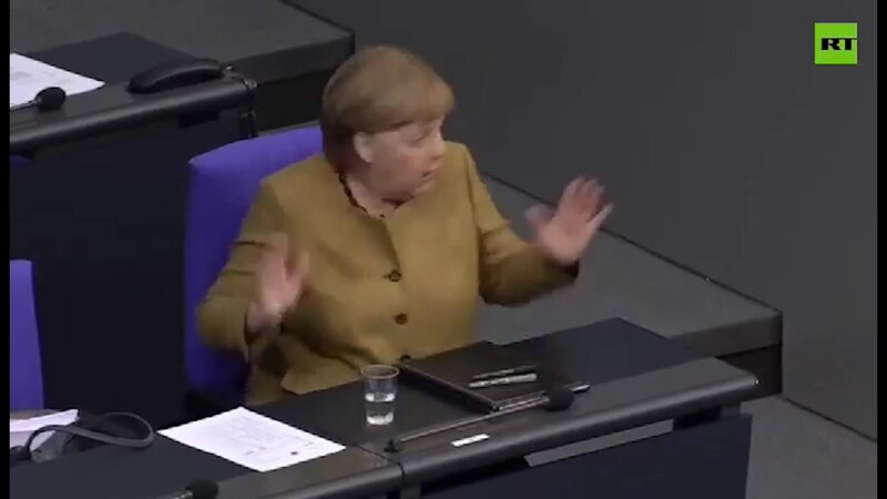 Merkel çıxışından sonra maska taxmağı unutdu – VİDEO