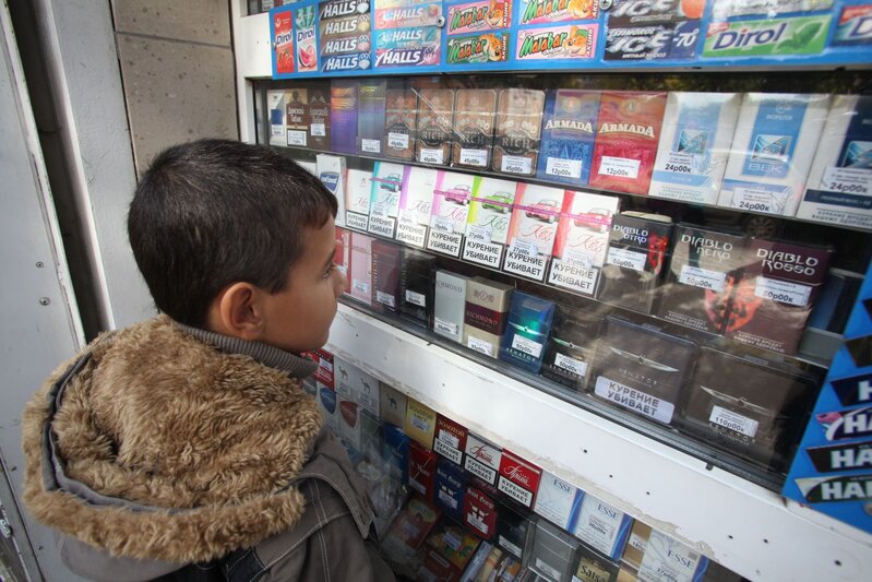 Dayanacaqlarda siqaret və enerji içkilərinin satışı: uşaqlar üçün təhlükə mənbəyi