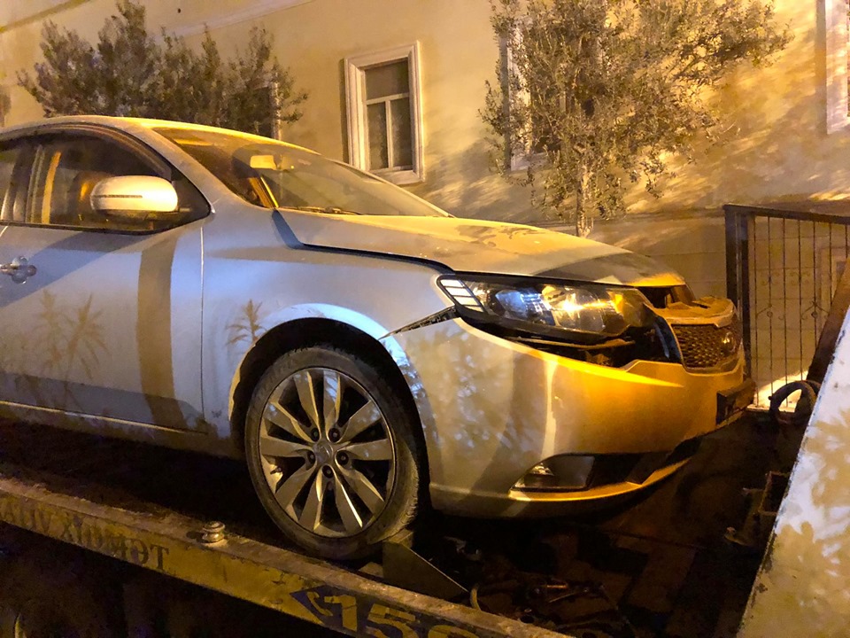 Bakıda avtomobil motosikletlə toqquşub, xəsarət alan var – FOTO/VİDEO