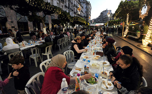 Afrikanın ən zəngin ölkələrindən birində 4 ildən sonra kollektiv iftar - FOTO