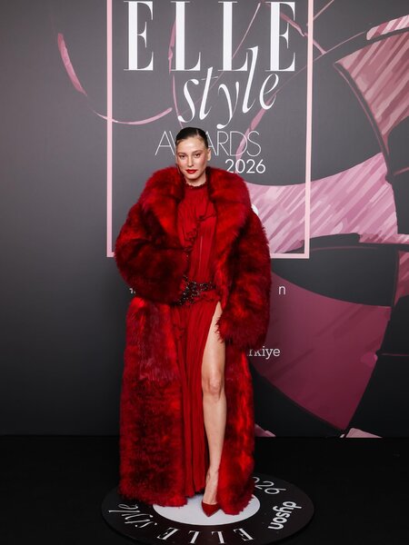 Türkiyəli ulduzlar qırmızı xalıda göz qamaşdırdı - FOTOLAR