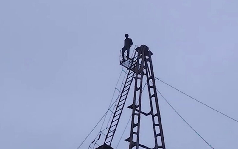 Qülləyə çıxan 18 yaşlı gənc xilas edildi