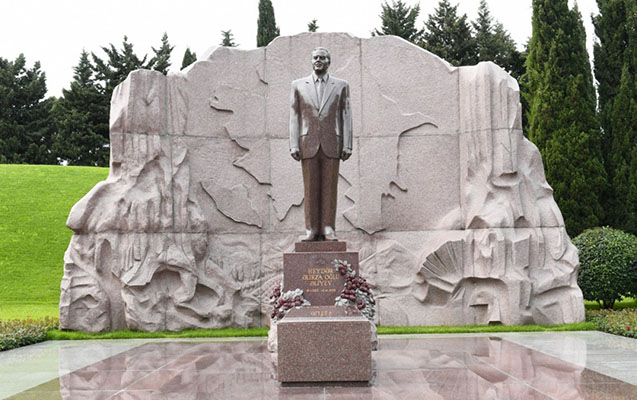 İlham Əliyev Heydər Əliyevin məzarını ziyarət etdi